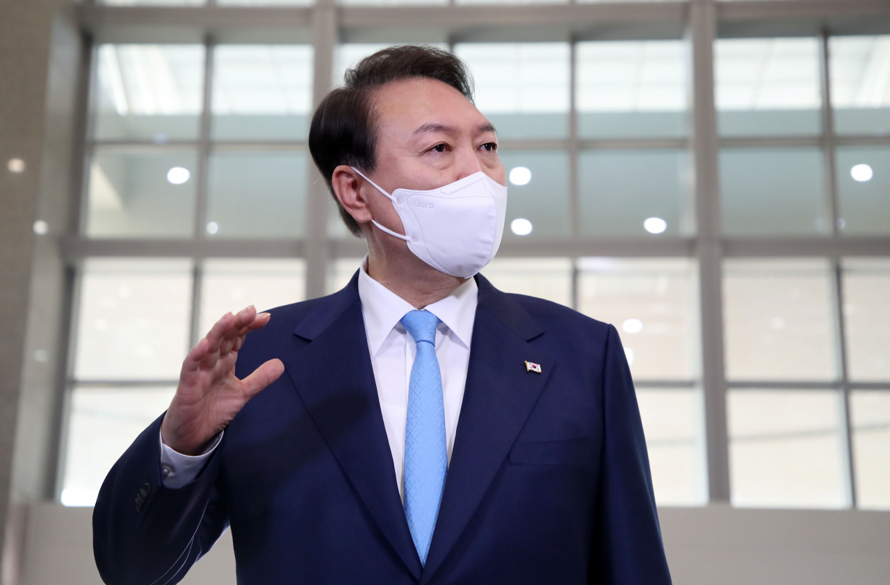 윤석열 대통령이 27일 오전 서울 용산 대통령실 청사로 출근, 취재진의 질문에 답하고 있다. [연합]