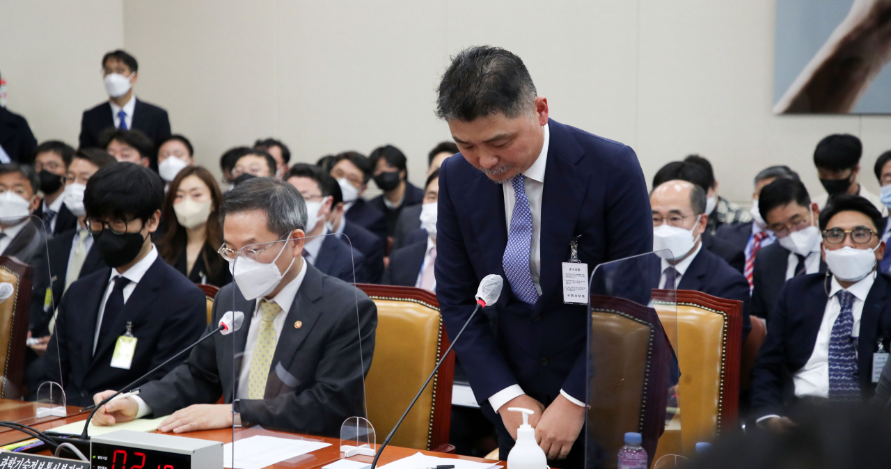 김범수 카카오 미래이니셔티브센터장이 24일 국회에서 열린 과학기술정보방송통신위원회의 과학기술정보통신부 및 소관 감사대상기관에 대한 종합감사에 증인으로 출석해 카카오 장애에 대한 사과를 하고 있다. 카카오 화재 사태를 계기로 플랫폼 독과점 폐해에 대한 관심이 높아지면서 공정거래위원회도 사건 처리 및 제도 개선에 속도를 내고 있다. [연합]
