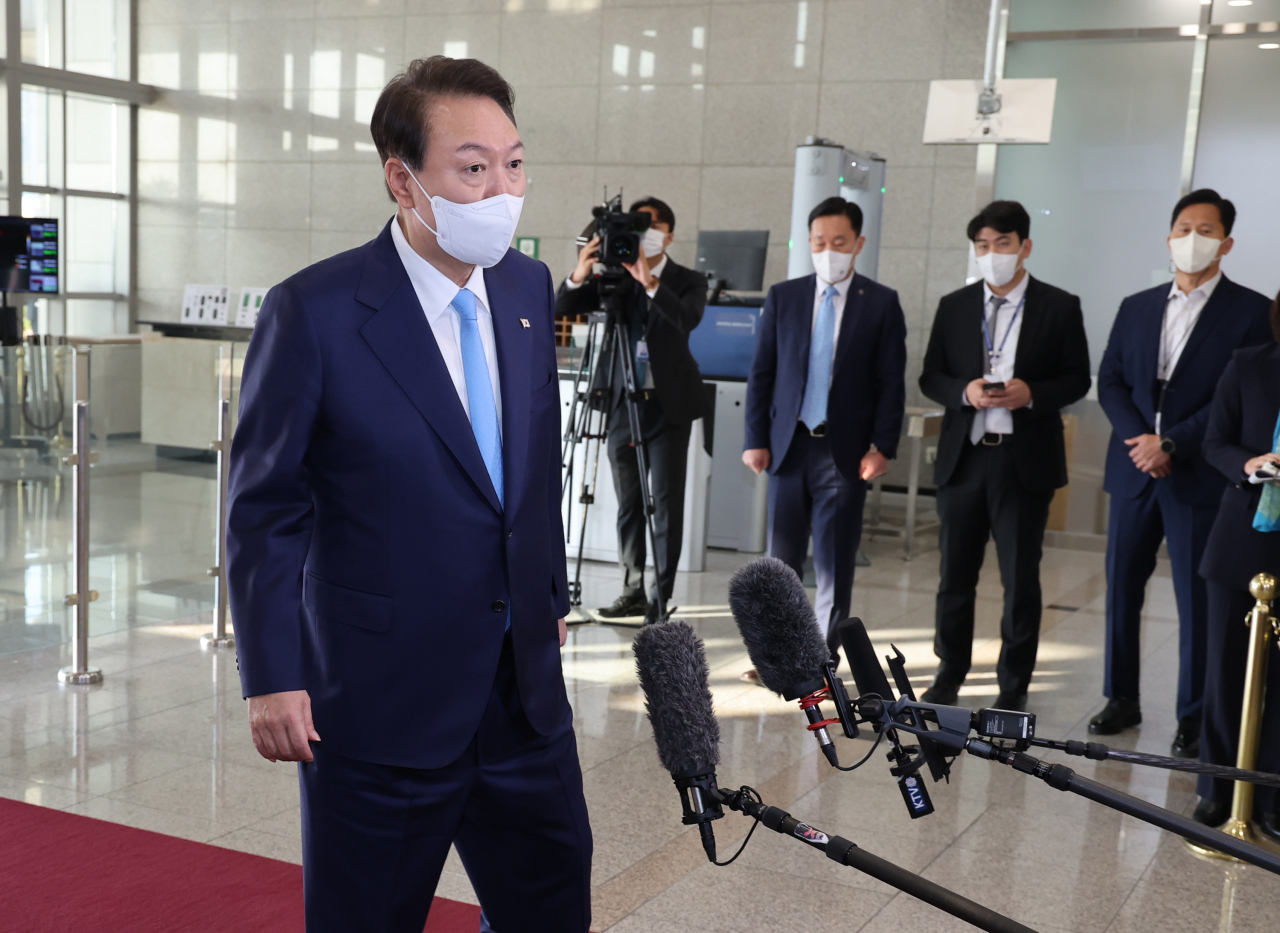 윤석열 대통령이 27일 오전 서울 용산 대통령실 청사로 출근, 취재진의 질문에 답하고 있다. [연합]