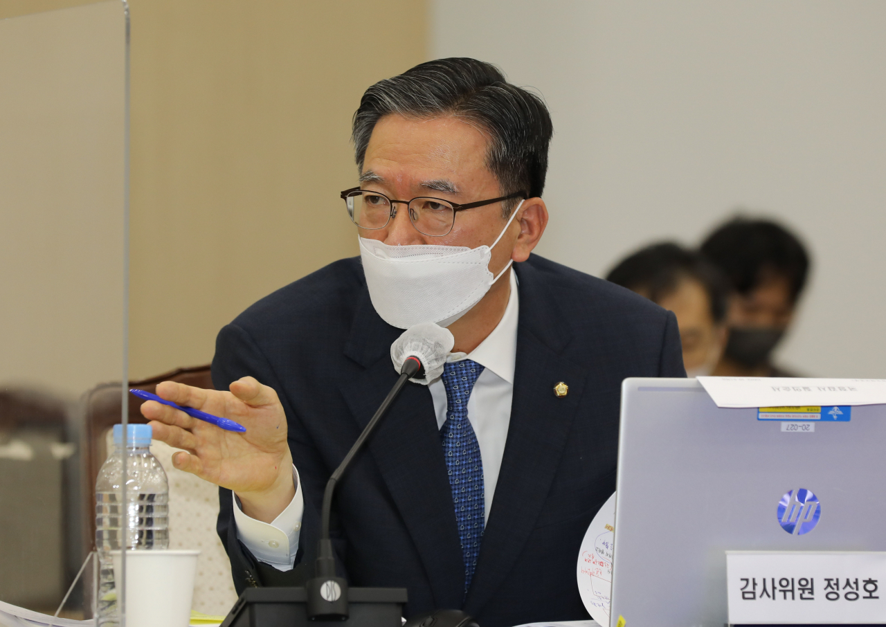 정성호 더불어민주당 의원이 6일 서울 용산구 합동참모본부에서 열린 국정감사에서 질의하고 있다. [연합]