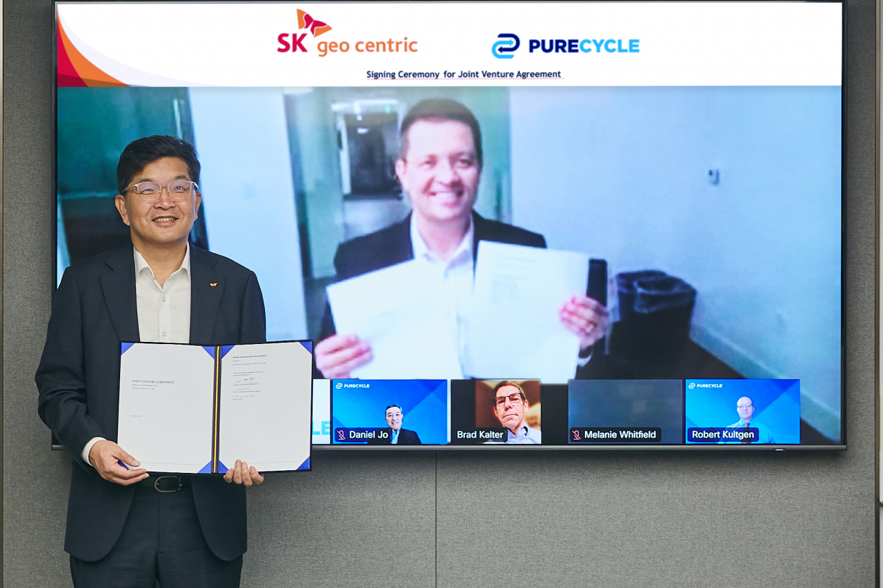 나경수(왼쪽) SK지오센트릭 사장과 더스틴 올슨 퓨어사이클테크놀로지 CEO가 서울 종로구 SK그린캠퍼스에서 화상으로 진행된 합작법인 체결식에서 기념사진을 찍고 있다. [SK지오센트릭 제공]