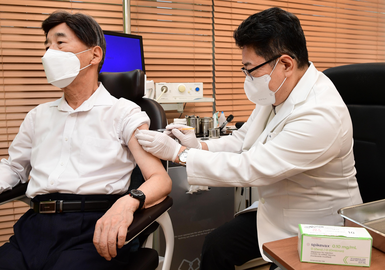 신종 코로나바이러스 감염증(코로나19) 2가백신 추가 접종 첫날인 지난 11일 서울 강남구 개포동의 소아청소년과 의원에서 1순위 권고대상인 60대 이상의 남성이 모더나가 새롭게 업데이트한 코로나19 2가 백신인 스파이크박스 2주를 접종하고 있다. [연합]