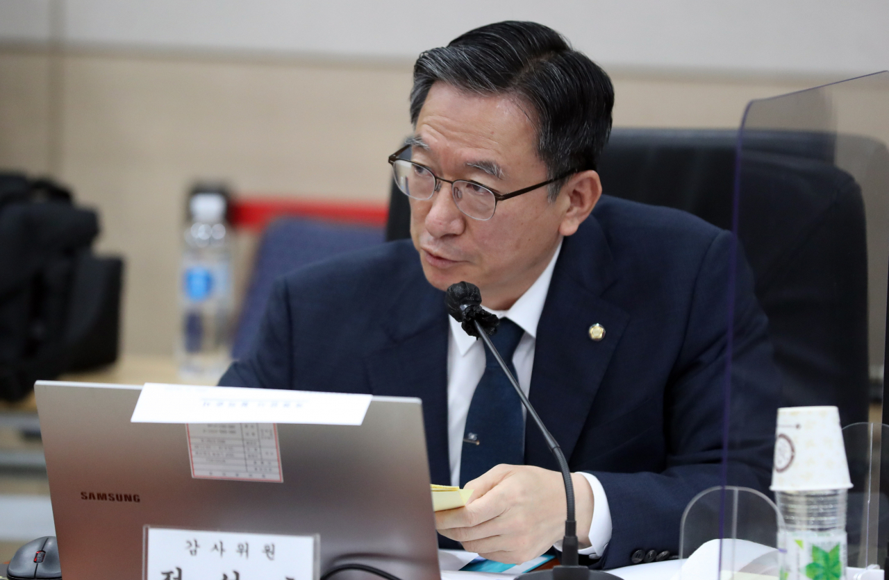 정성호 더불어민주당 의원이 14일 경기도 용인시 지상작전사령부에서 열린 국회 국방위 국정감사에서 질의하고 있다. [연합]