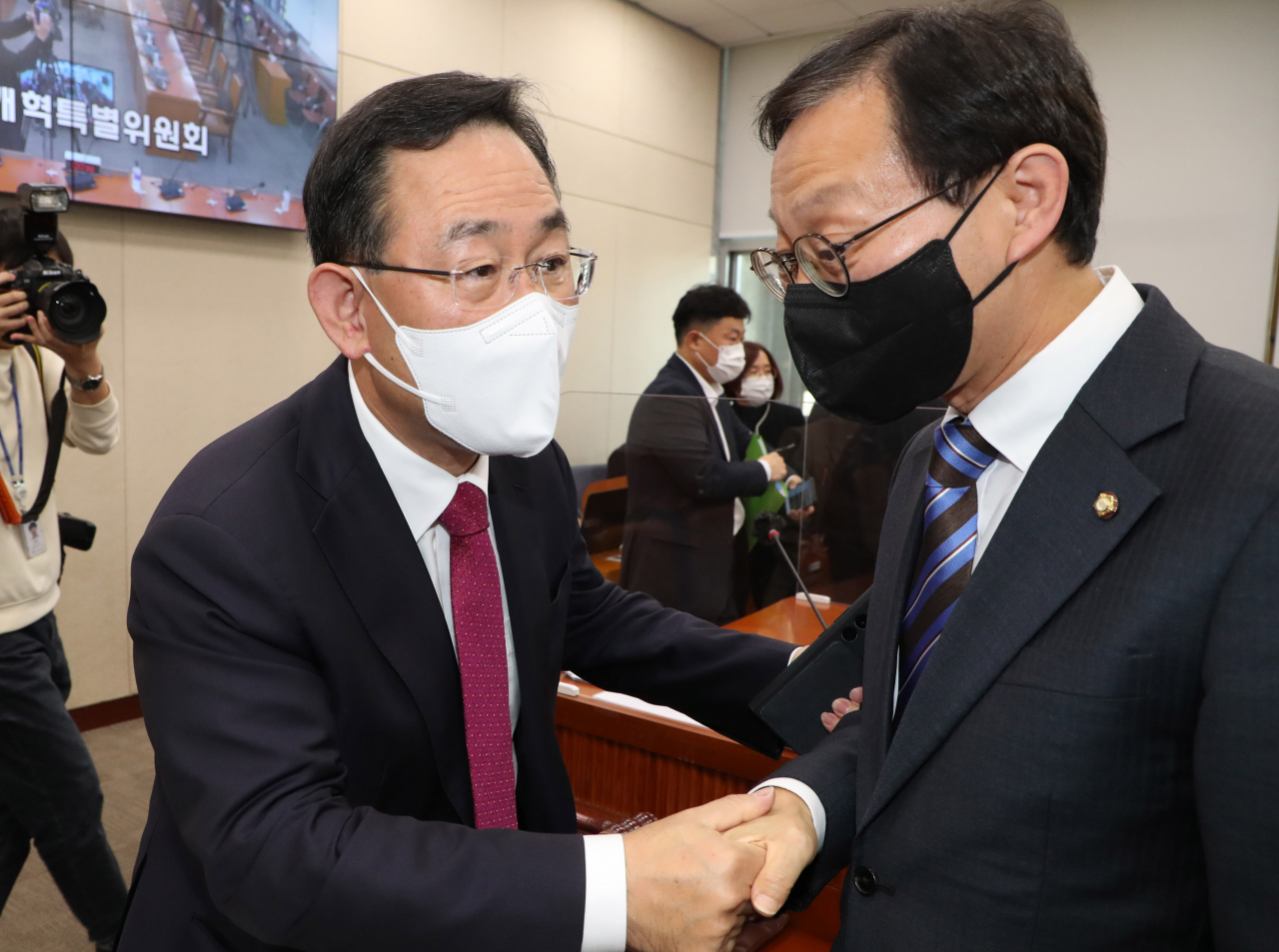 국회 연금개혁특별위원회가 25일 첫 전체회의를 열고 연금개혁 논의를 본격적으로 시작한 가운데 주호영 위원장이 회의를 마친 뒤 김성주 더불어민주당 간사와 대화하고 있다. 오늘 첫 회의는 지난 7월 여야가 21대 국회 후반기 원 구성 협상을 타결하면서 특위 구성에 합의한 지 약 3개월 만이다. [연합]
