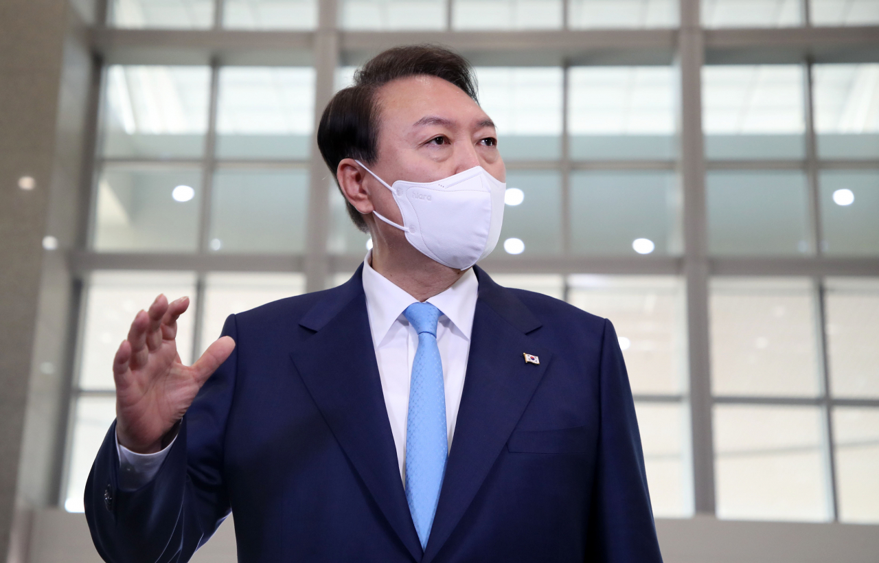 윤석열 대통령이 27일 오전 서울 용산 대통령실 청사로 출근해 이날 오후에 예정된 비상경제민생회의 등에 대해 발언하고 있다. [연합]