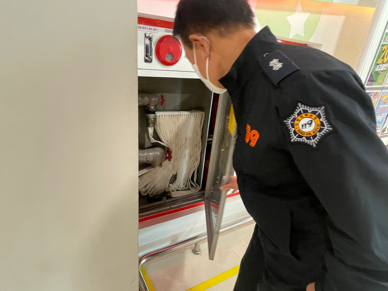 소방대원이 겨울철 화재 예방을 위해 소방시설을 점검하고 있다. [서울시 제공]