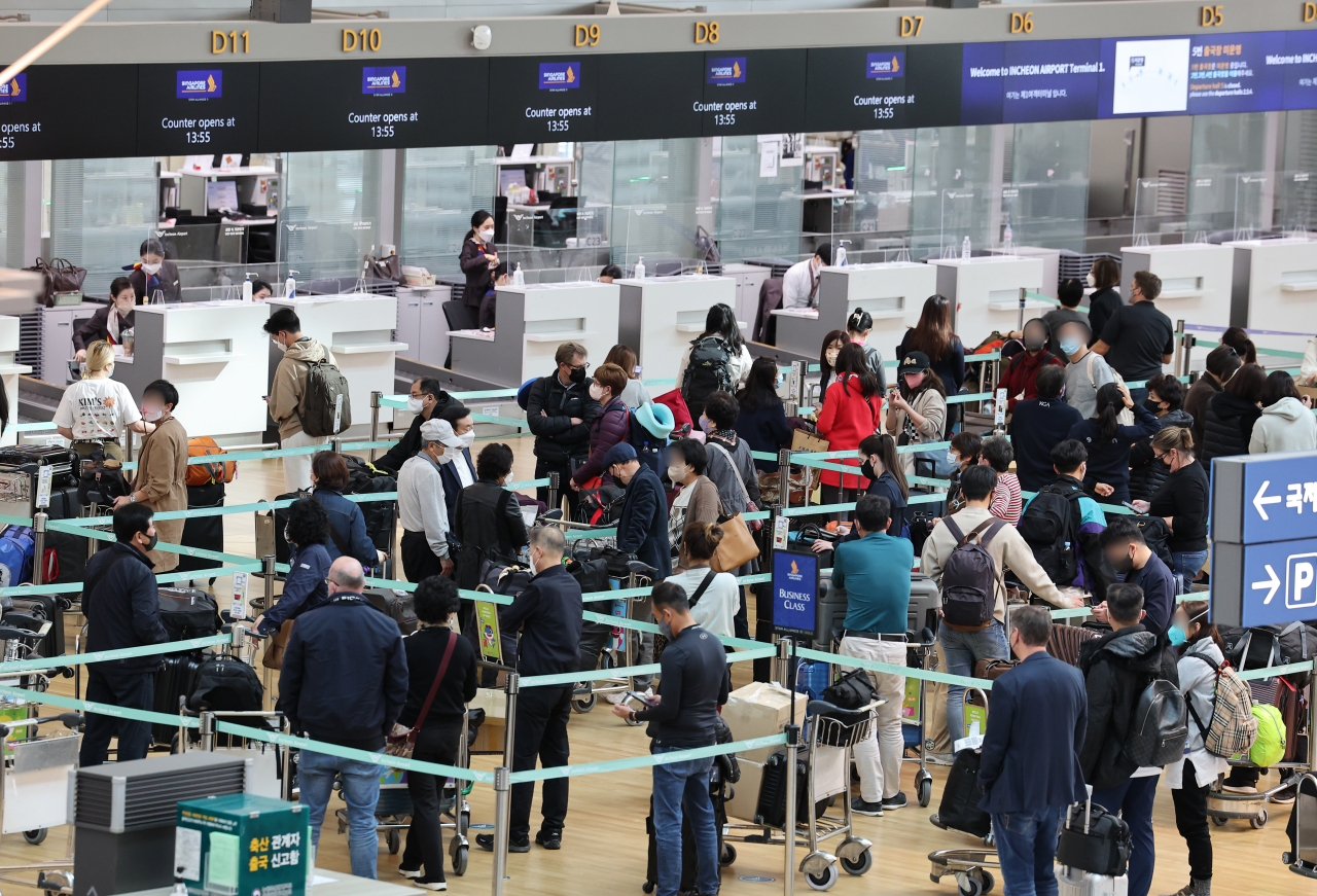 지난 26일 인천 중구 인천국제공항 제1여객터미널 출국장이 해외 여행객들로 붐비고 있는 모습(사진은 기사 내용과 관련없음). [연합]