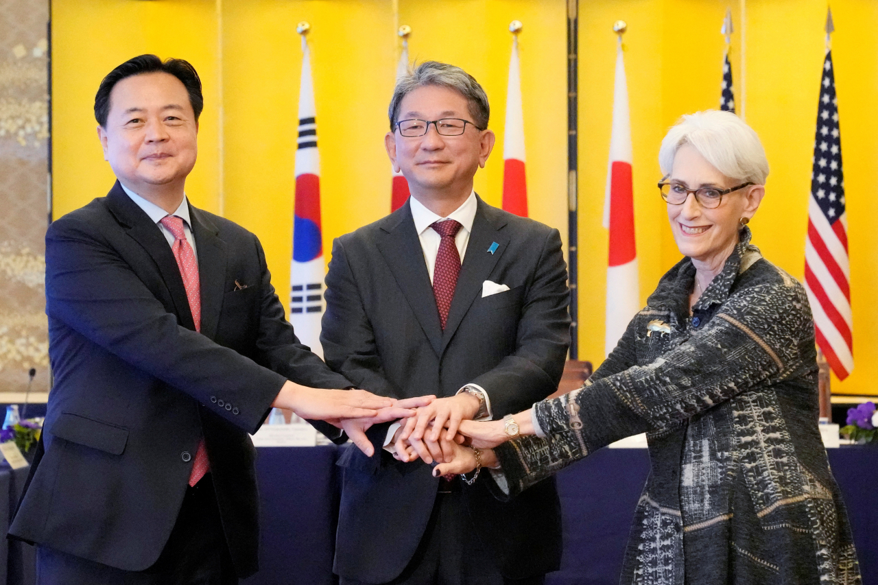 조현동 외교부 1차관, 모리 다케오 일본 외무성 사무차관, 웬디 셔먼 미국 국무부 부장관(왼쪽부터)이 10월26일 일본 도쿄 외무성 이쿠라공관에서 협의회에 앞서 기념사진을 찍고 있다. [연합]