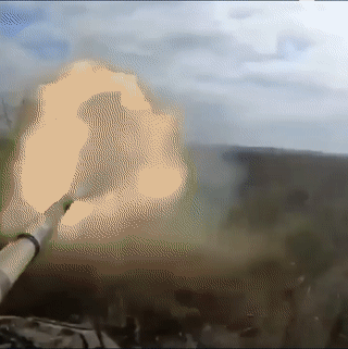 우크라이나군이 남부 헤르손 전선에서 전투를 벌이고 있는 모습. [유튜브 'The Telegraph' 채널 캡처]