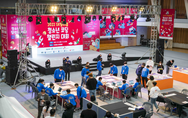 지난 24~25일 경기도 이천 SK텔레콤 인재개발원에서 열린 ‘코딩챌린지’에 참가한 청소년들이 다양한 문제를 풀며 과제를 해결하고 있다. [SK텔레콤 제공]