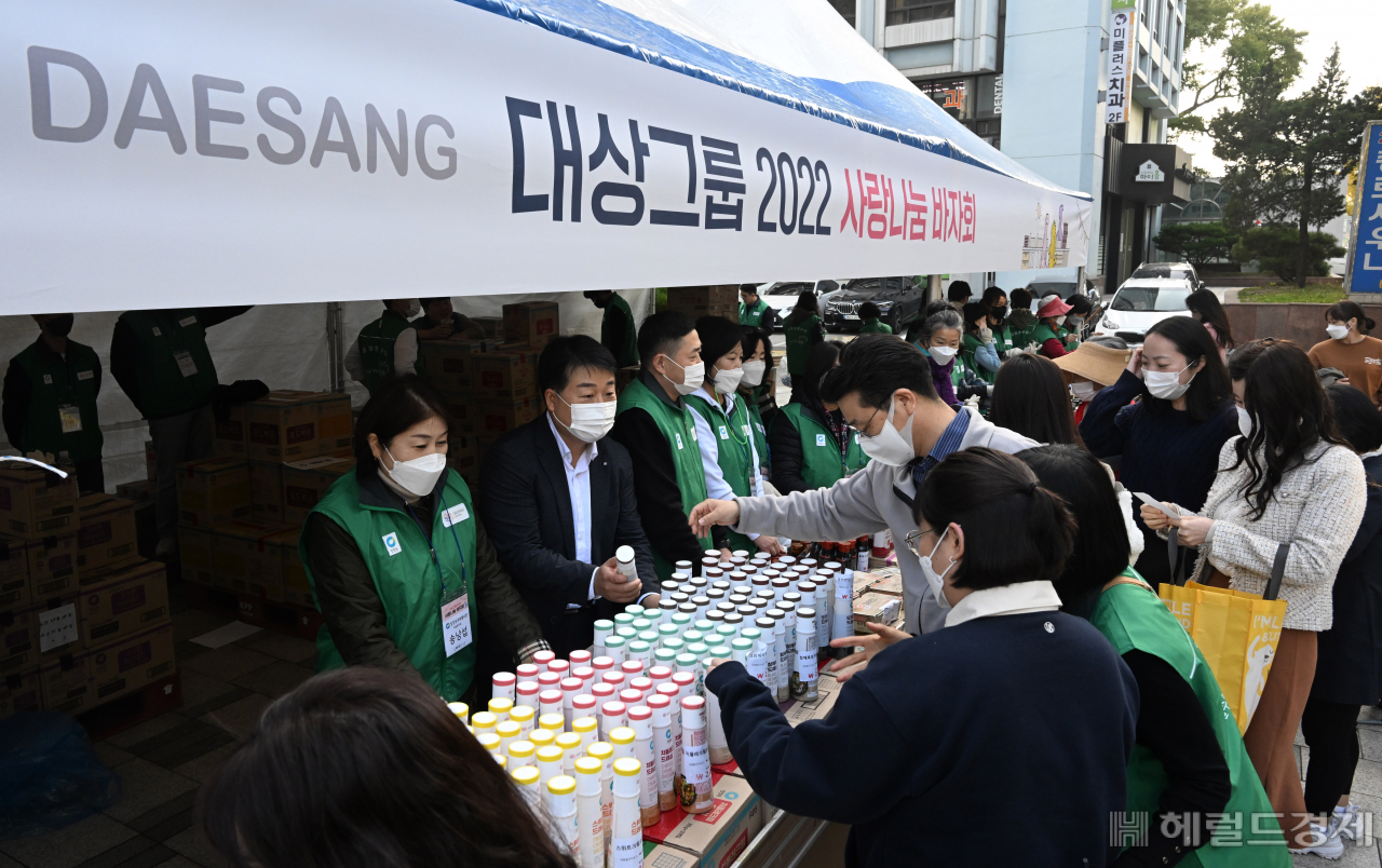 대상그룹 ‘2022 사랑나눔 바자회’가 27일 서울 종로구 인의동 대상 본사 광장에서 열린 가운데 많은 시민들이 모여 제품을 구매하고 있다. 임세준 기자