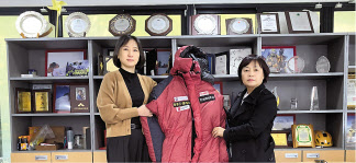 한국등산·트레킹지원센터 국립산악박물관은 최근 광주에서 김홍빈 대장의 부인 방영은(오른쪽)씨와 만나, 유물 기증 관련 대화를 나눴다.
