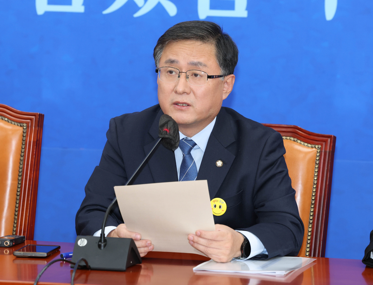 김성환 더불어민주당 정책위의장이 18일 국회에서 열린 국감대책회의에서 발언하고 있다.이상섭 기자
