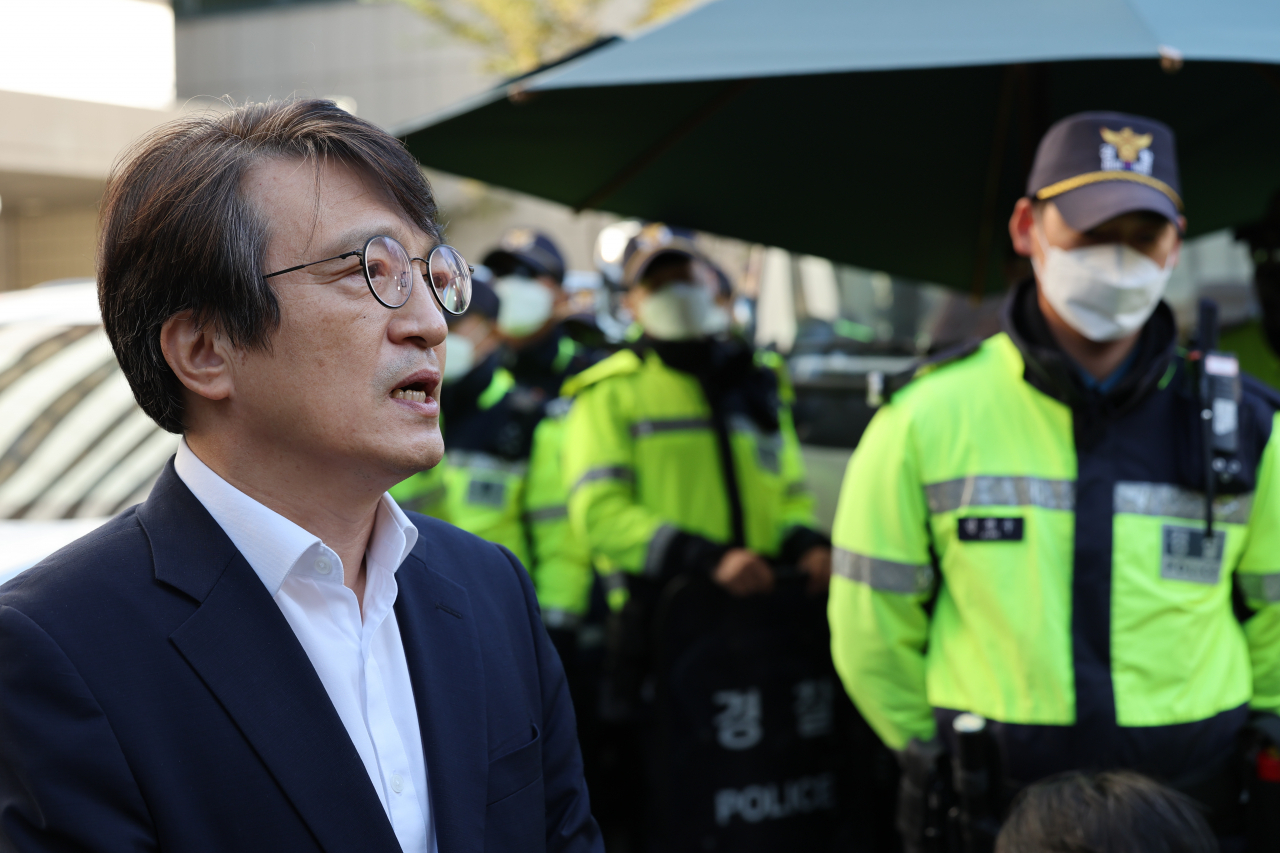 더불어민주당 김의겸 대변인이 19일 서울 여의도 당사 앞에서 검찰의 압수수색 관련 브리핑을하고 있다. [연합]
