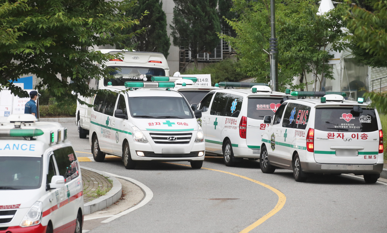 경기도 수원시 경기대학교 기숙사에 설치된 경기도 제14호 생활치료센터에서 구급차가 분주하게 오가고 있다. [연합]