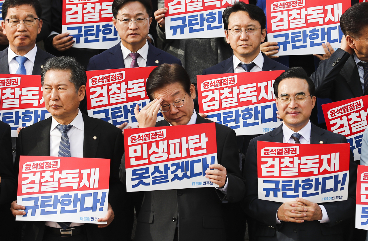 더불어민주당 이재명 대표가 지난 26일 국회 본청 계단에서 열린 민생파탄·검찰독재 규탄대회에서 머리를 만지고 있다. [사진=이상섭 기자]