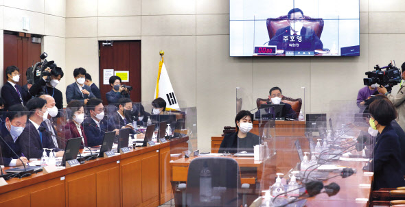 국회 연금개혁특별위원회가 25일 첫 전체회의를 열고 연금개혁 논의를 본격적으로 시작한 가운데 위원장으로 선출된 주호영 국민의힘 의원이 회의를 주재하고 있다. [연합]