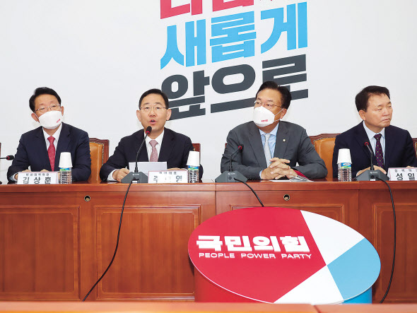 27일 국회에선 여야 대치가 계속됐다. 국민의힘은 야당을 향해 “이재명 방탄”이라며 공격했고, 더불어민주당은 정부와 여당에 대고 “야당탄압”이라며 맞섰다. 이날 오전 국회서 열린 국민의힘 비상대책위원회의에서 야당을 맹공하는 정진석 비대위원장.