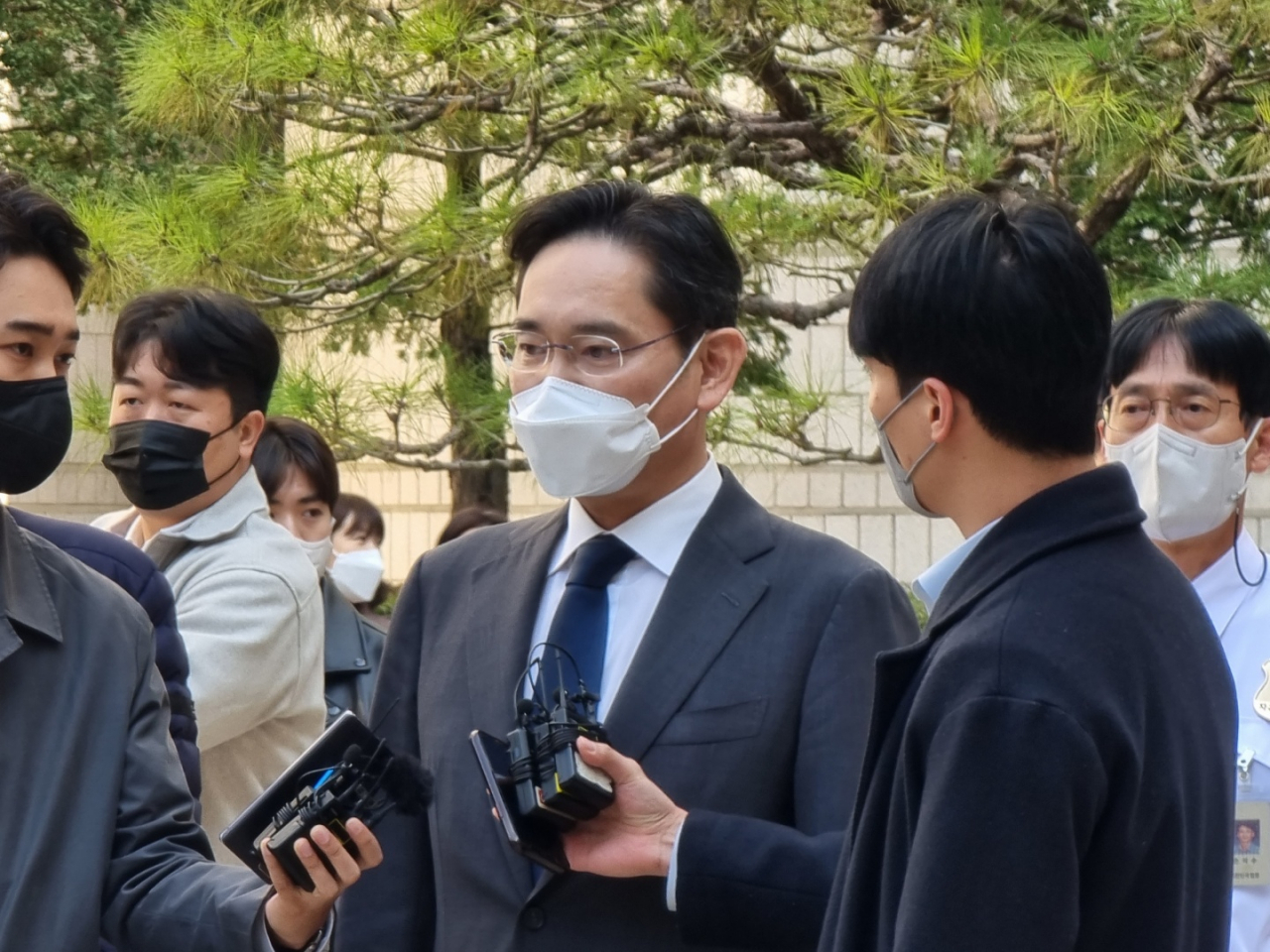 27일 오전 서울 서초구 중앙지법에서 열린 ‘회계부정·부당합병’ 의혹 관련 속행 공판에 출석한 이재용 삼성전자 회장의 모습. 김지헌 기자.