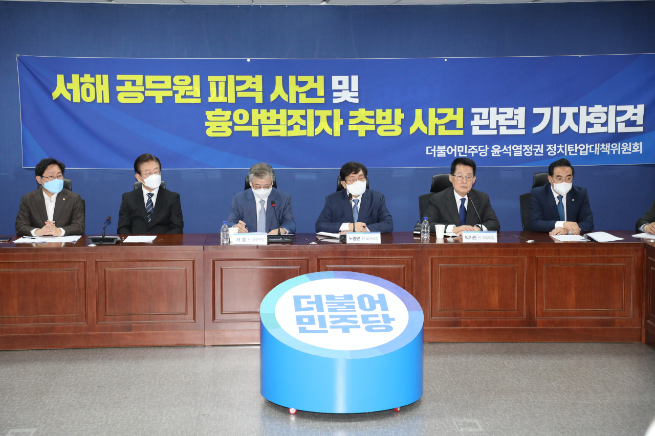 27일 서울 여의도 국회 의원회관에서 더불어민주당 윤석열정권정치탄압대책위원회 주최한 서해 공무원 피격 사건 및 흉악범죄자 추방 사건 관련 기자회견이 문재인정부 인사들이 참석한 가운데 열리고 있다. 더불어민주당 박범계 위원장(왼쪽부터), 이재명 대표, 서훈 전 국정원장, 노영민 전 문재인 대통령비서실장, 박지원 전 국정원장, 박홍근 원내대표. 이상섭 기자