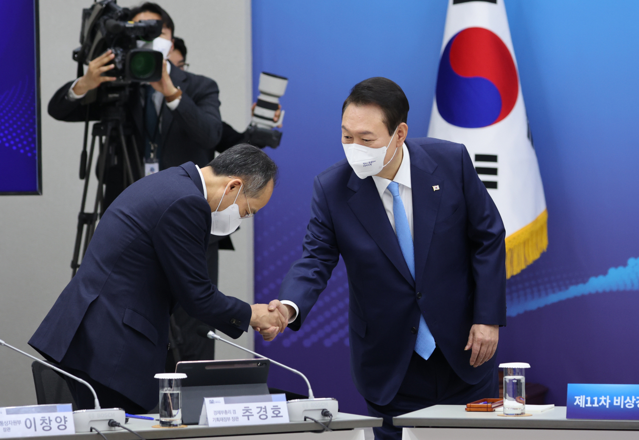 윤석열 대통령이 27일 오후 서울 용산 대통령실 청사에서 열린 제11차 비상경제민생회의에 입장, 추경호 경제부총리 겸 기획재정부 장관과 인사하고 있다. 연합뉴스
