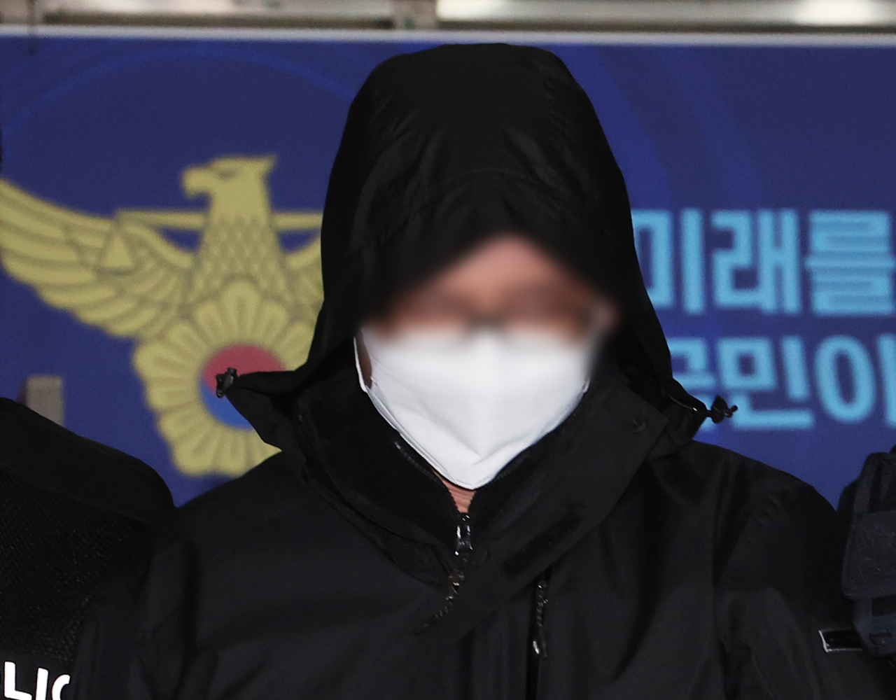 아내와 두 아들을 살해한 혐의로 긴급 체포된 A씨가 26일 오후 경기도 광명경찰서에서 유치장으로 압송되고 있다. A씨는 전날 오후 8시를 전후해 광명시 소하동 아파트에서 40대 아내 B씨와 10대 자녀인 중학생 C군과 초등학생 D군을 흉기로 여러 차례 찔러 살해한 혐의를 받고 있다. [연합]