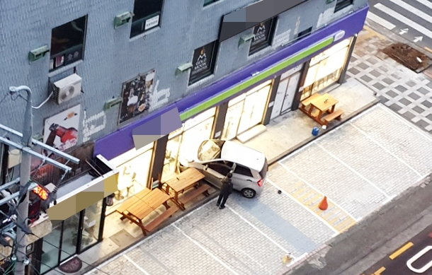 27일 편의점으로 돌진한 모닝차. [독자제공] [연합]