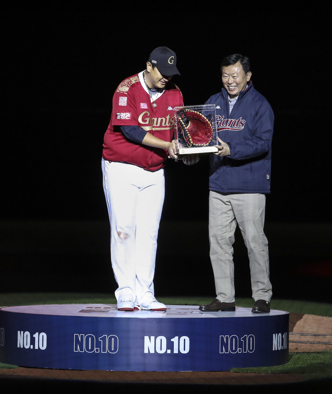 8일 부산 사직야구장에서 열린 롯데 자이언츠 영원한 4번 타자 이대호 'RE:DAEHO' 은퇴식에서 이대호가 신동빈 구단주에게 글러브를 선물하고 있다. [연합]