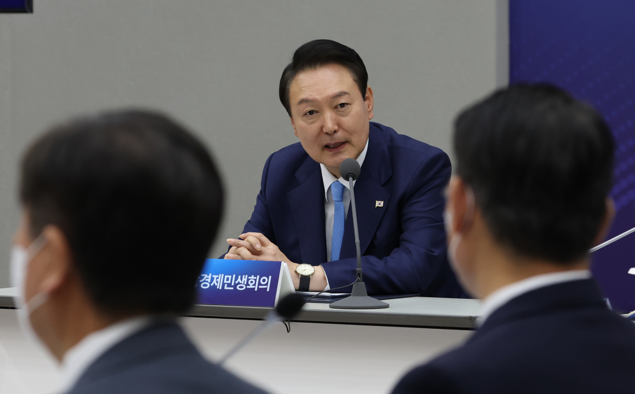 윤석열 대통령이 27일 오후 서울 용산 대통령실 청사에서 열린 제11차 비상경제민생회의에서 발언을 하고 있다. [연합]