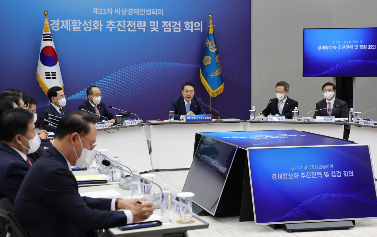 윤석열 대통령이 10월 27일 오후 서울 용산 대통령실 청사에서 열린 제11차 비상경제민생회의에서 발언을 하고 있다. [연합]
