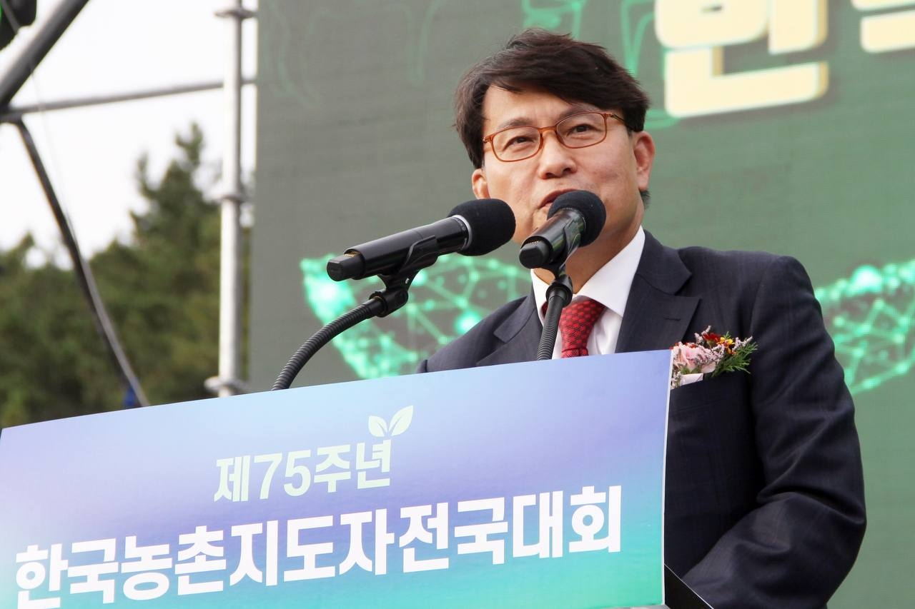윤상현 국민의힘 국회의원이 지난 26일 전남 진도군 진도공설운동장에서 열린 제75주년 한국농촌지도자 전국대회에 참석해 발언하고 있다. [윤상현 의원실]
