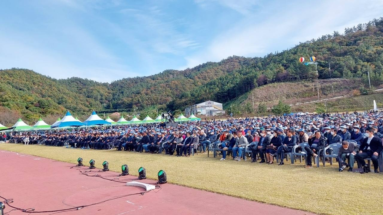 지난 26일 전남 진도군 진도공설운동장에서 열린 제75주년 한국농촌지도자 전국대회 현장 모습. 주최측은 이날 행사에 전국 17개 시도에서 1만5000여명이 참가했다고 설명했다. [윤상현 의원실]