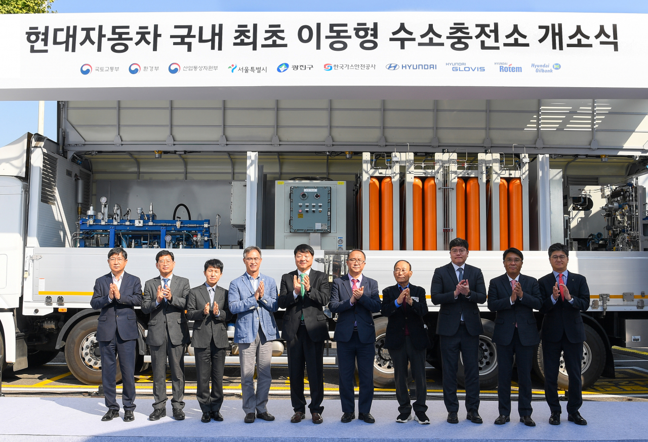 현대로템 에코플랜트사업본부장 오준석(왼쪽부터) 상무, 한국가스안전공사 수소검사처 박용석 처장, 서울시 친환경차량과 정순규 과장, 광진구 백일헌 부구청장, 현대차 국내사업본부장 유원하 부사장, 국토교통부 윤진환 종합교통정책관, 광진구의회 추윤구 의장, 산업부 에너지안전과 배재형 사무관, 현대글로비스 유통사업부장 김희준 상무, 현대오일뱅크 영업본부장 박기철 전무 등 주요 관계자들이 기념 촬영을 하고 있다. [현대차그룹 제공]