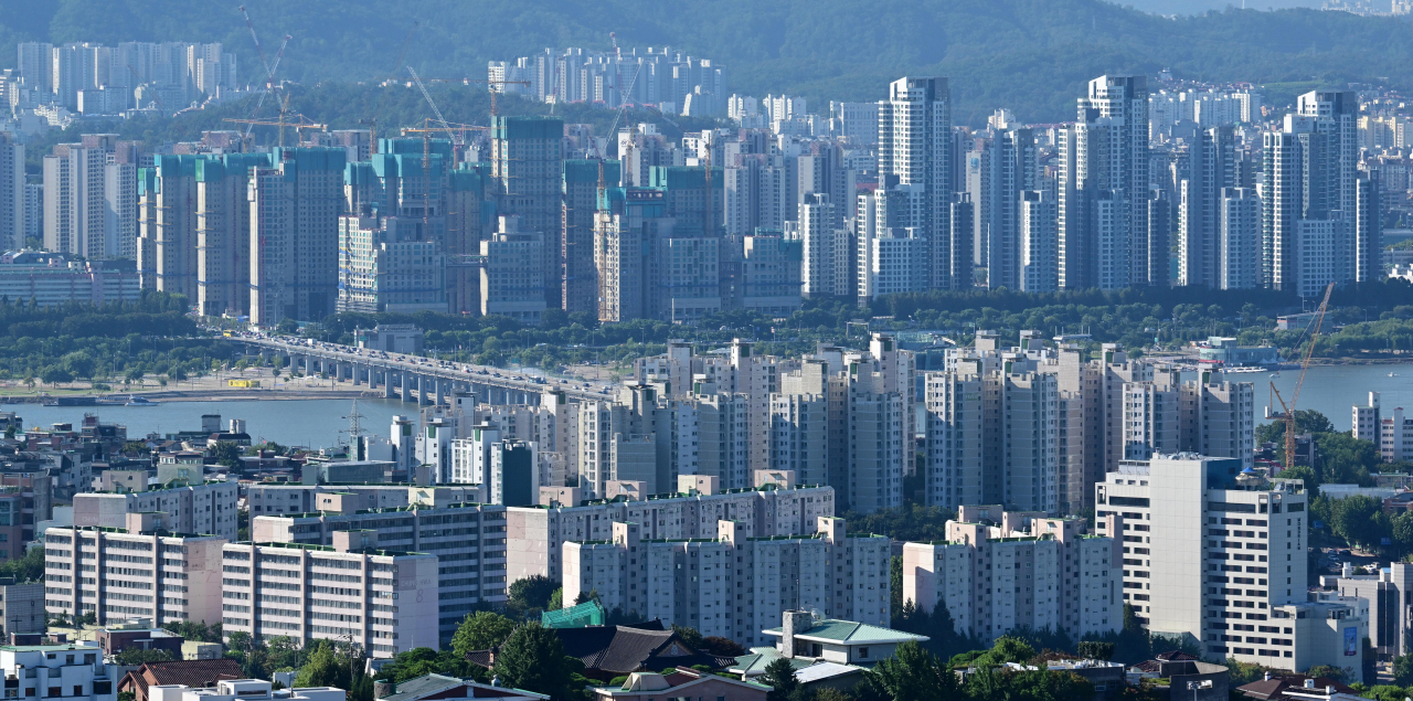 서울 남산타워에서 바라본 서울도심의 아파트 단지들. 박해묵 기자