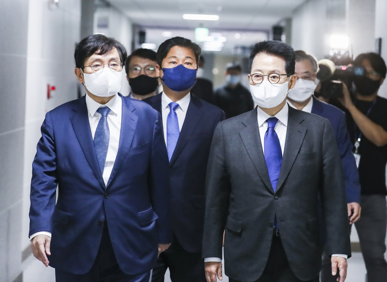 서훈 전 국가안보실장, 노영민 전 대통령비서실장, 박지원 전 국가정보원장이 27일 오전 국회 의원회관에서 더불어민주당 윤석열정권정치탄압대책위원회 주최로 열린 서해 공무원 피격 사건 및 흉악범죄자 추방 사건 관련 기자회견에 김영배 의원 등과 함께 참석하고 있다. [사진=이상섭 기자]