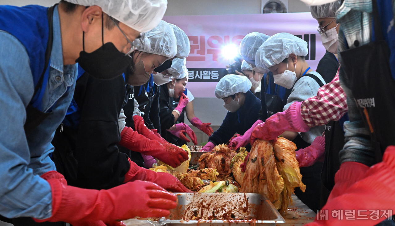 복권위원회 동행복권 김장담그기 및 나눔 행사가 27일 서울 관악구 두리하나 국제학교에서 열려 참석자들이 함께 봉사활동을 하고 있다. 임세준 기자