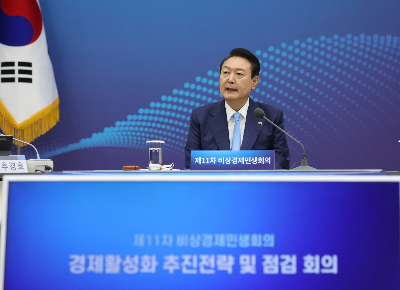 윤석열 대통령이 27일 오후 서울 용산 대통령실 청사에서 열린 제11차 비상경제민생회의에서 발언하고 있다. [연합]