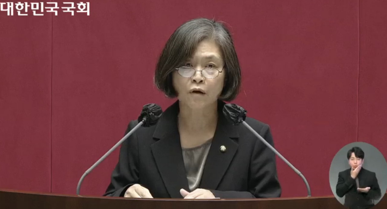 강민정 더불어민주당 국회의원이 27일 오후 국회 본회의장에서 ‘5분 발언’을 하고 있따. [국회의사중계시스템]