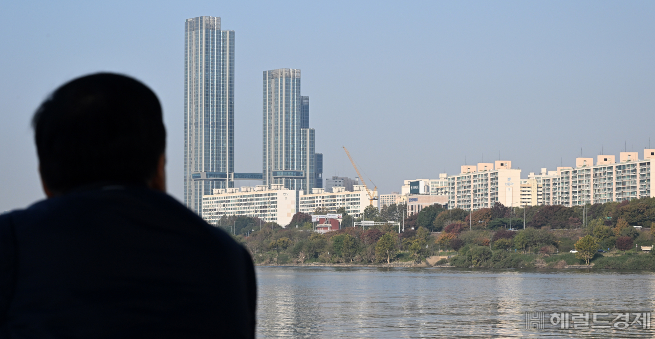 이주비 금리 올리고 대출 퇴짜…돈맥경화 한강변 재건축까지 덮쳤다 [부동산360]