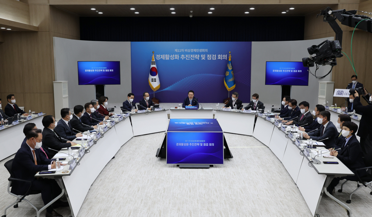 윤석열 대통령이 27일 오후 서울 용산 대통령실 청사에서 열린 제11차 비상경제민생회의에서 발언을 하고 있다. [연합]