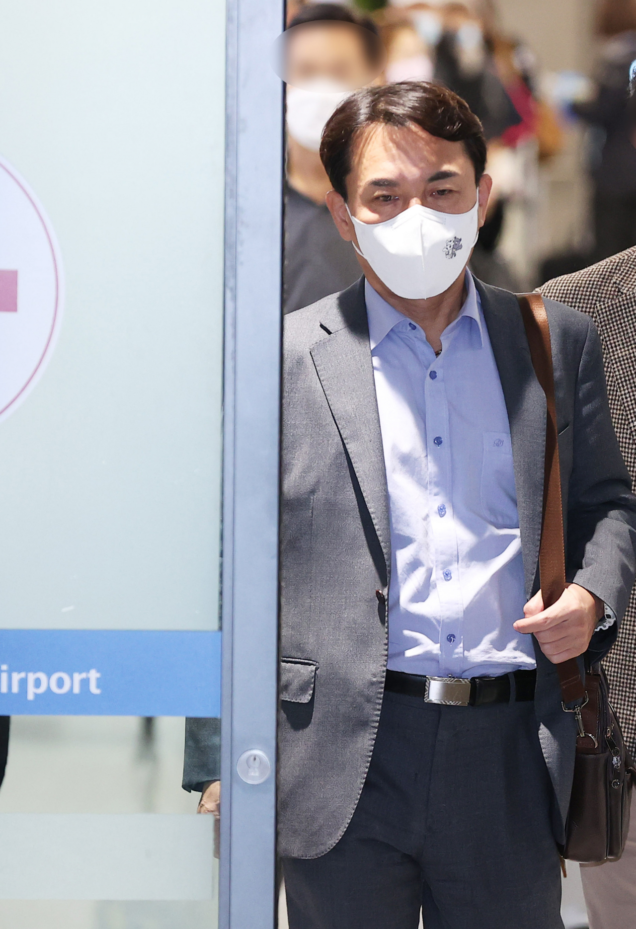 김진태 강원도지사가 27일 오후 인천국제공항 제1여객터미널을 통해 귀국하고 있다. [연합]