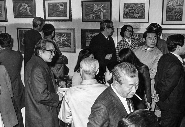 The opening ceremony of Lee Jung-seop‘s work exhibition held at Hyundai Gallery in February 1972. Hyundai Gallery, opened in Insa-dong in 1970, was one of the first galleries to sell art in Korea. (Gallery Hyundai)