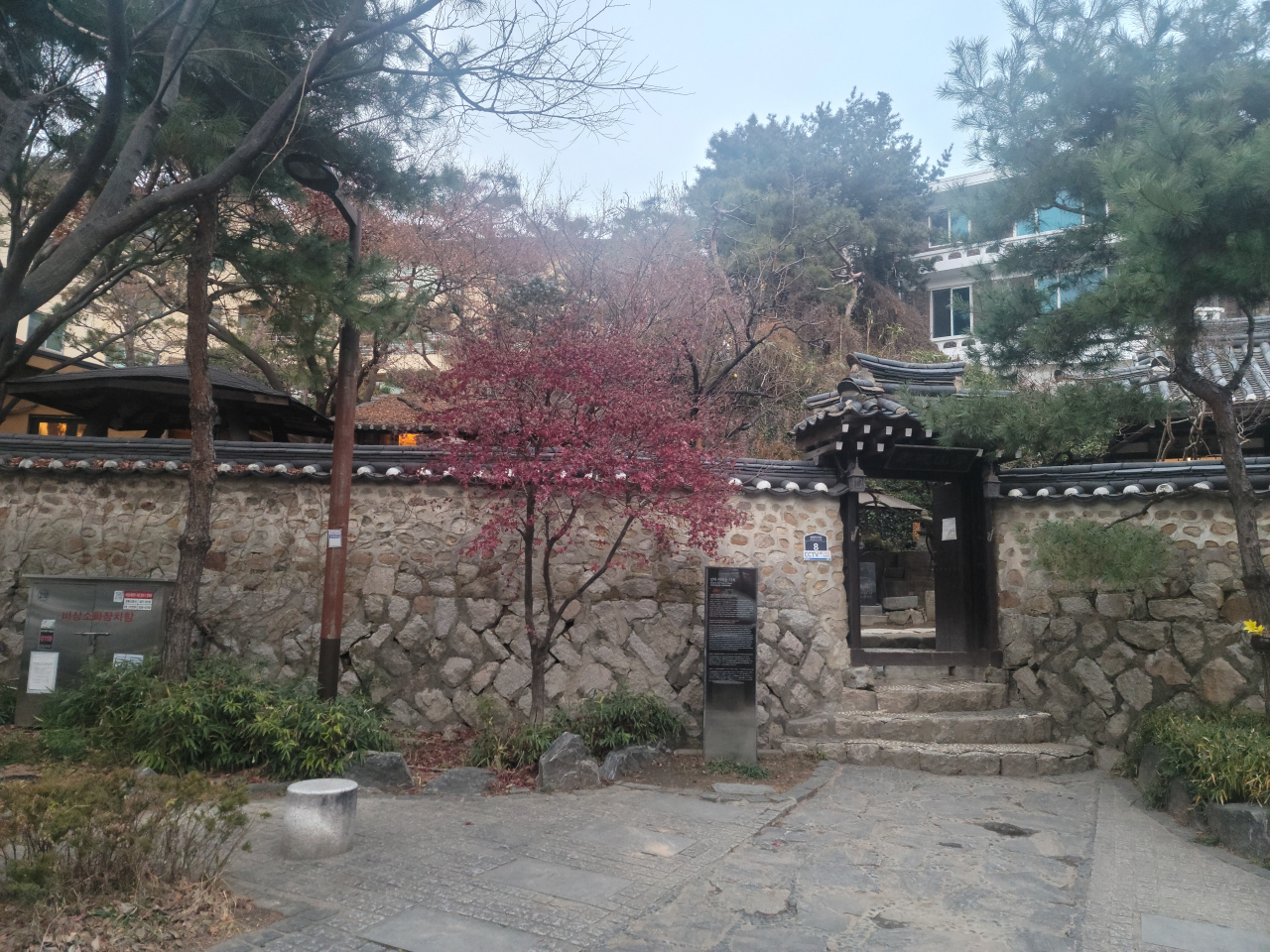 Suyeonsanbang, a hanok tea house located in Jongno-gu. A granddaughter of novelist Yi Tae-jun, a pioneer of short stories in Korea, opened Yi‘s writing space as a tea house in 1998. (Changbi Publishers)