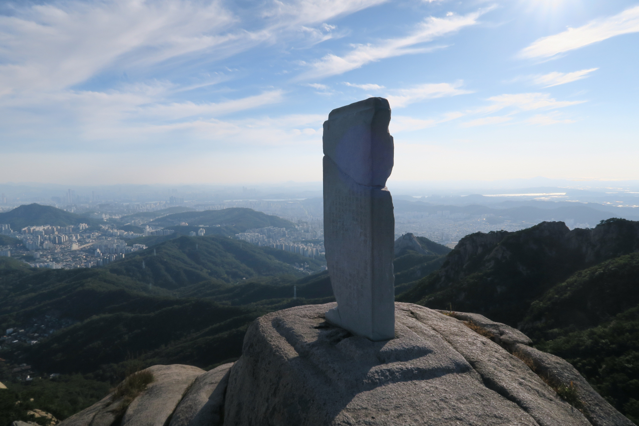 A replica of the Bukhansan Monument at Bukhansan (Changbi Publishers)