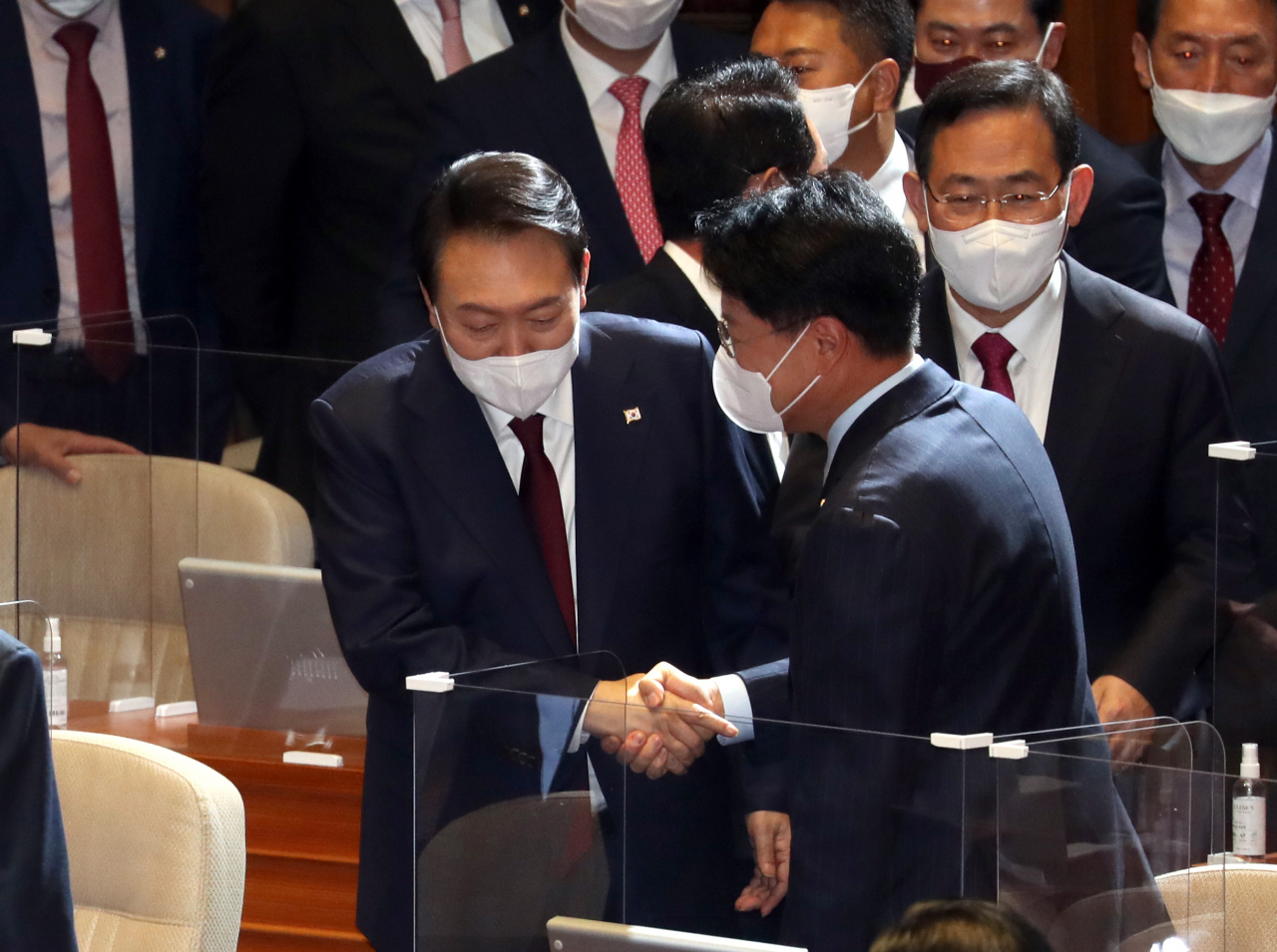 윤석열 대통령이 25일 오전 국회 본회의장에서 내년도 정부 예산안에 대한 시정연설을 마친 뒤 회의장을 나가며 장제원 의원과 대화하고 있다. [이상섭 기자]