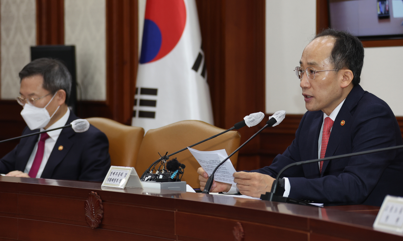 추경호 부총리 겸 기획재정부 장관이 28일 오전 정부서울청사에서 비상경제장관회의를 주재하고 있다. 추 부총리는 “김장물가를 전년보다 낮게 유지하기 위해 마늘·고추·양파 정부 비축물량 1만톤(마늘 5000톤, 고추 1400톤, 양파 3600톤)을 시장에 공급하겠다고 밝혔다. [연합]