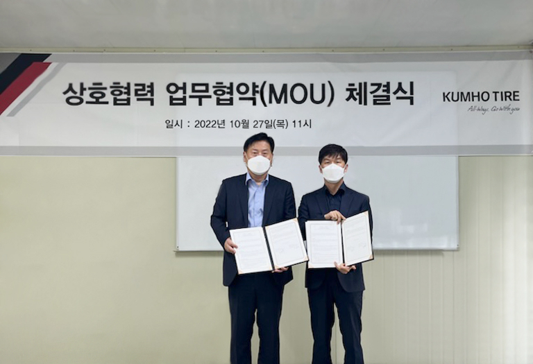 임병석(왼쪽) 금호타이어 한국영업담당 상무와 최창구 순천교통 대표가 MOU 체결식에서 기념사진을 촬영하고 있다. [금호타이어 제공]