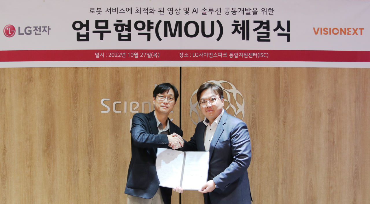 27일 서울 강서구 LG전자 마곡사이언스파크에서 차세대 로봇 솔루션 개발을 위해 업무협약(MOU)를 체결하고 기념촬영을 하는 우정호(오른쪽) 비전넥스트 대표와 노규찬 LG전자 로봇사업담당 [한화 제공]