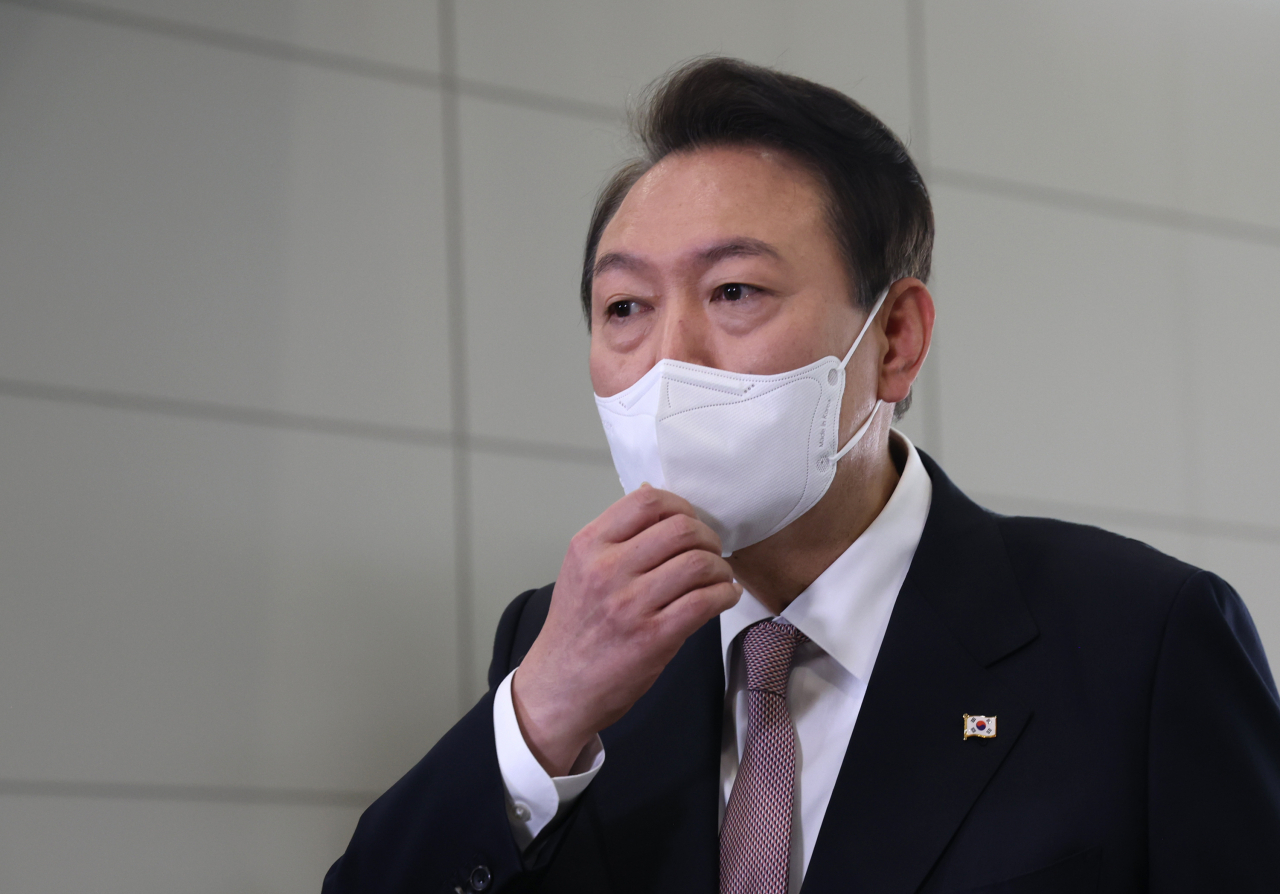 윤석열 대통령이 28일 오전 서울 용산 대통령실 청사로 출근, 취재진의 질문에 답하고 있다. [연합]