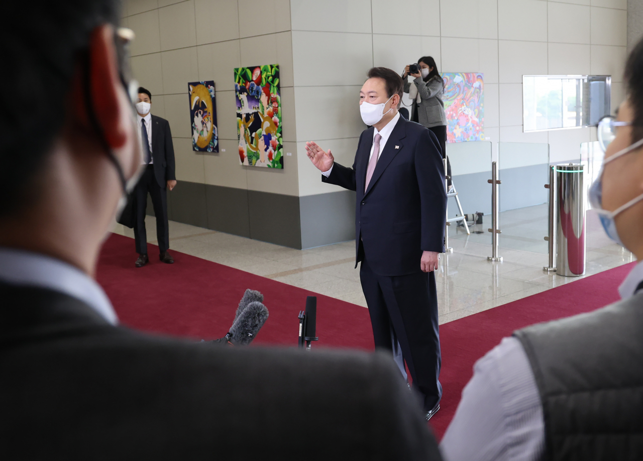 윤석열 대통령이 28일 오전 서울 용산 대통령실 청사로 출근, 취재진의 질문에 답하고 있다. [연합]